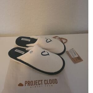 Project Cloud Women's Cream Black Heart Graphic Slippers - size 8  - NEW